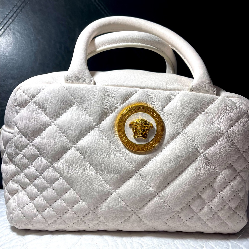 Versace Authentic, quilted crossbody Beautiful, can be worn, crossbody or hand